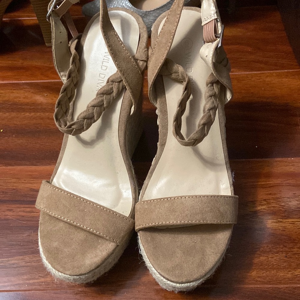 Brown wedges perfect for the summer